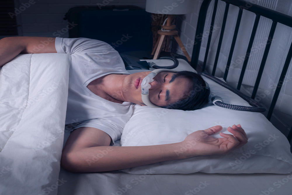 Un uomo dorme bene indossando una leggera maschera CPAP